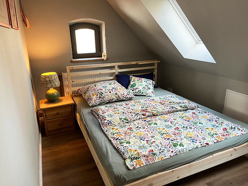 Bett im Schlafzimmer 1