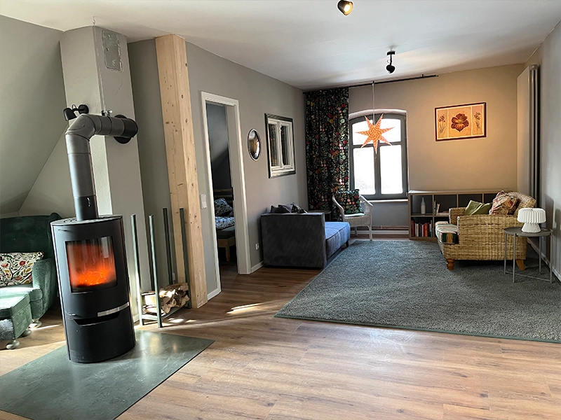 Blick zum Ofen und in den Wohnbereich