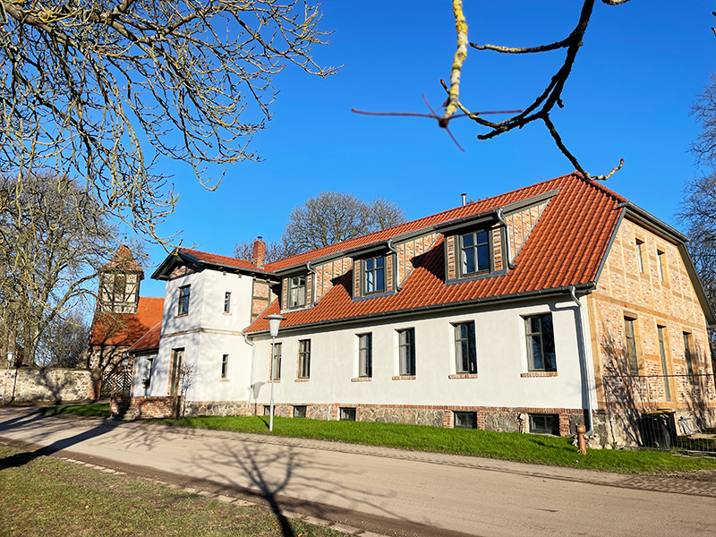 Der Gutshof von außen von vorn