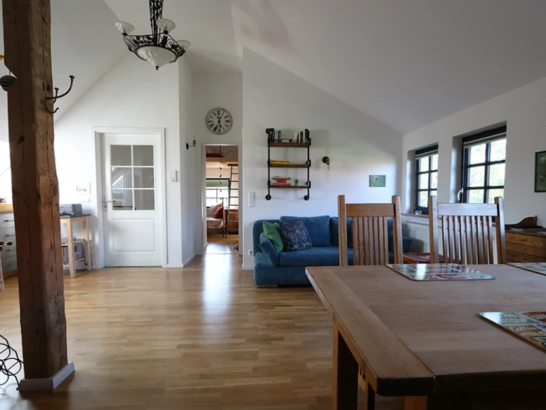 Blick in den wohnbereich der Gesellenwohnung